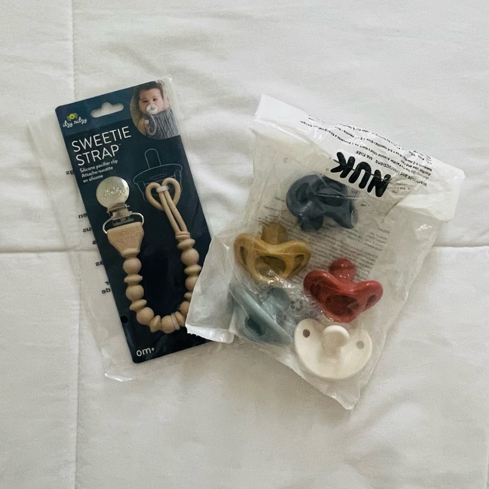 Itzy Ritzy Sweetie Strap and Set of (5) NUK Pacifiers